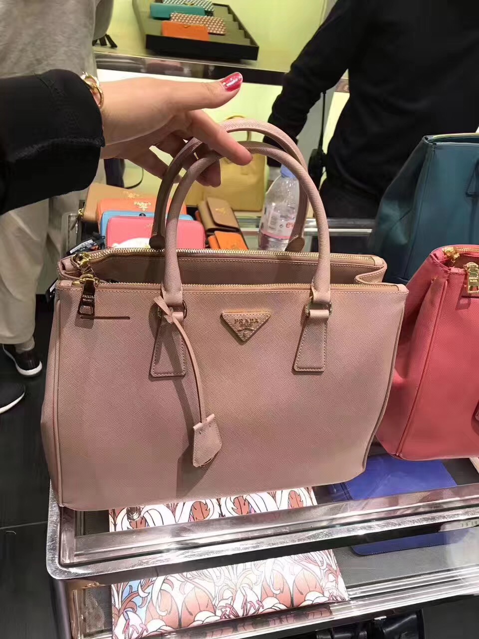 ������prada ɱ�ְ� ���ɫ